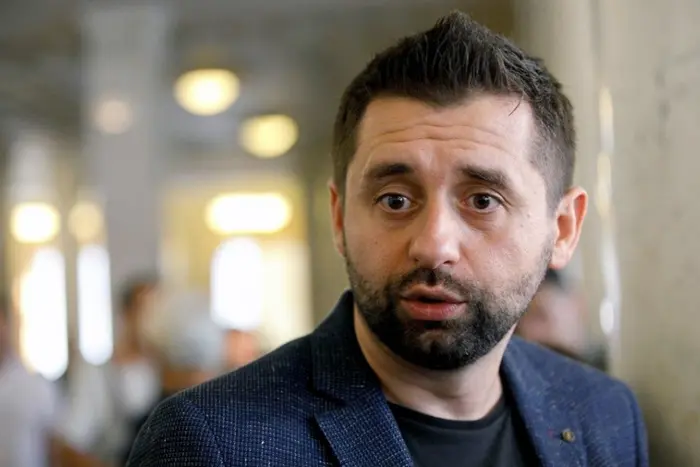 Арахамія стане доктором філософії? Експерти вже знайшли в дисертації депутата купу помилок, плагіат і сліди ШІ